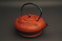 Vollansicht Drachenkanne rot